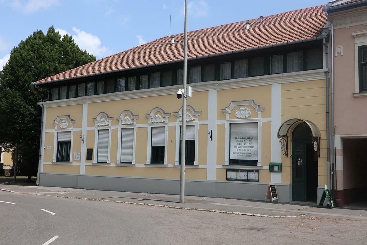 Szlovak Panzio Hotel เบเกซซาบา ภายนอก รูปภาพ