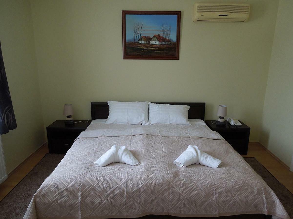 Szlovak Panzio Hotel เบเกซซาบา ภายนอก รูปภาพ